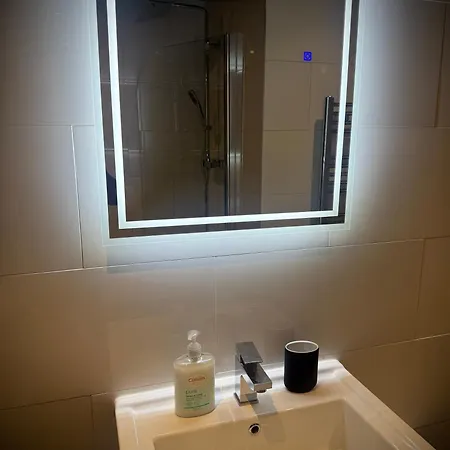 Cozy 3 Bedroom With Secure Car Park * Λιντς