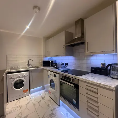 Cozy 3 Bedroom With Secure Car Park Διαμέρισμα