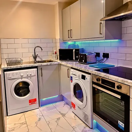 Apartment Cozy 3 Bedroom With Free Secure Car Park *