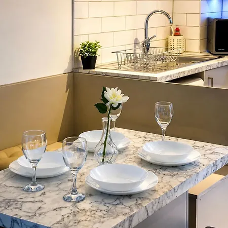 Apartment Cozy 3 Bedroom With Free Secure Car Park *